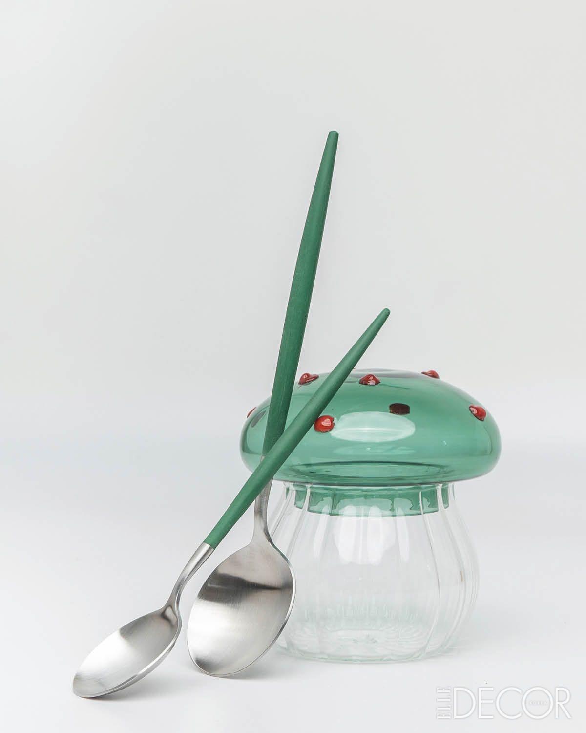  매우 가볍고 날렵한 형태가 특징이며, 다채로운 컬러 스펙트럼을 갖췄다. 