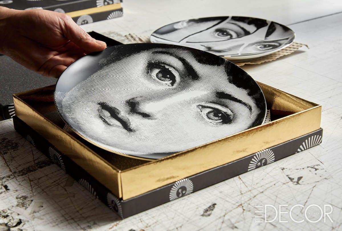 출고를 기다리는 작품들. 모든 생산품에는 오브제 번호와 제작 에디션 번호, 제작 연도가 표기된다. 