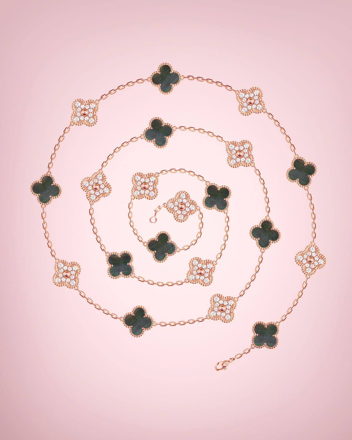 로즈 골드와 그레이 마더 오브 펄, 다이아몬드 소재의 모티프 20개로 이루어진 반클리프 아펠의 빈티지 알함브라 롱 네크리스.