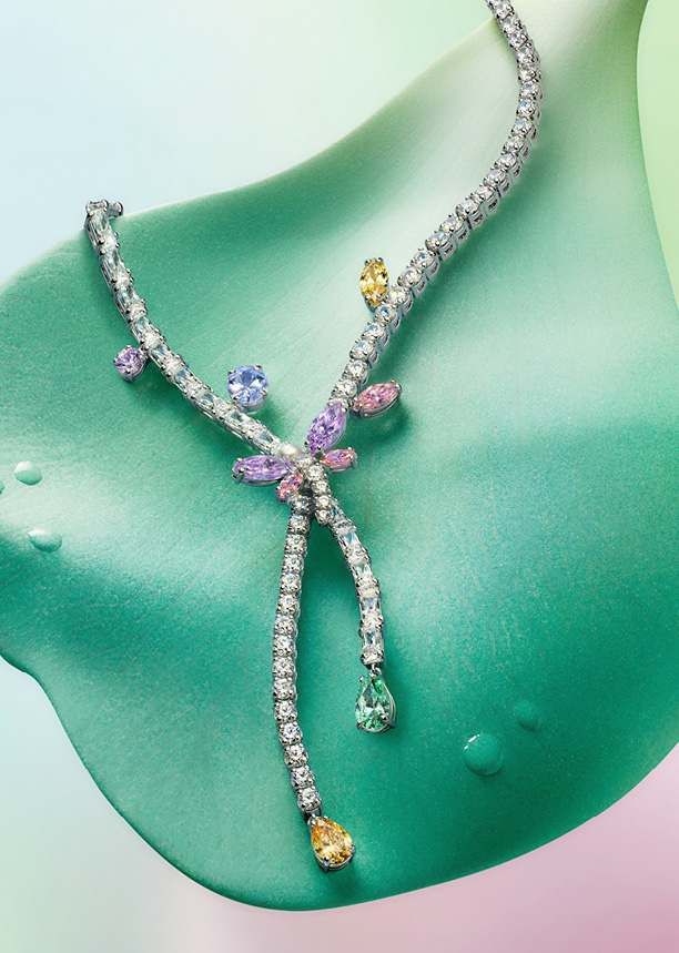 무지갯빛 컬러의 아리아나 그란데 캡슐 컬렉션 네크리스.