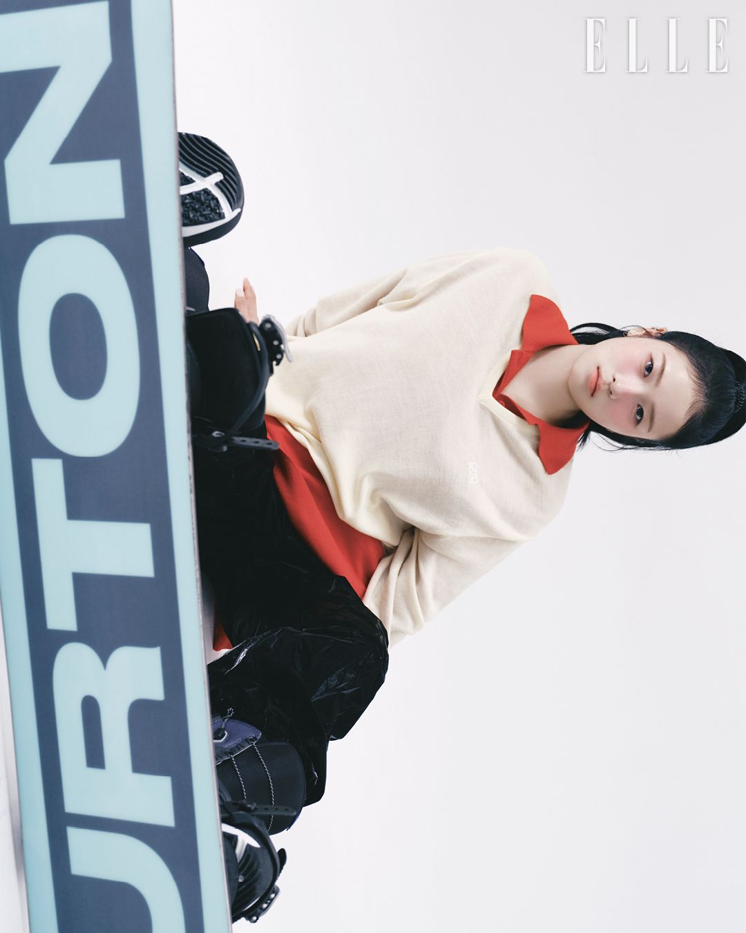 폴로 스웨터와 드레이핑 디테일의 스웨터는 모두 Loewe. 셔링 패널 팬츠는 Phenomenon Seeper. 스노보드와 부츠는 모두 모델 소장품.