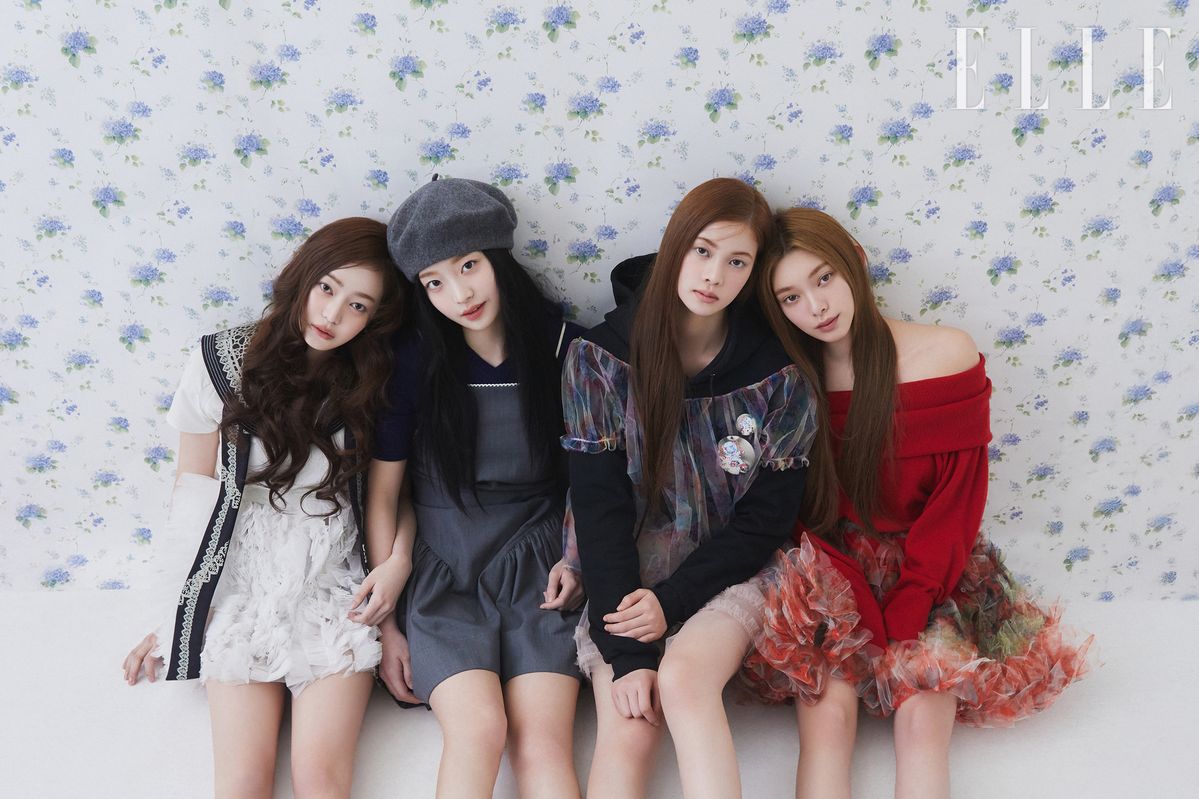 카미온의 톱은 Yueqi Qi, 드레스는 Dew E Dew E, 디하나의 톱은 Shushu/Tong, 드레스는 Gabriel Lee, 모자는 Maison Margiela, 에이메이의 톱은 Yueqi Qi, 스커트는 Thetis, 히메샤의 톱은 S/e/o, 스커트는 Susan Fang. 