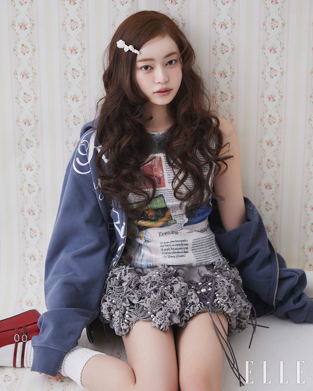 카미온의 톱과 아우터는 모두 Trinite Studio, 스커트는 Yueqi Qi, 슈즈는 Repetto , 헤어핀은 R.l.e. 