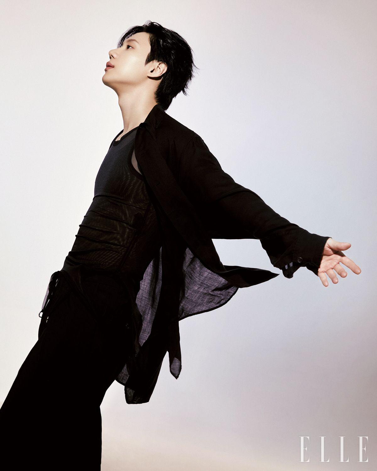 셔츠는 Yohji Yamamoto. 슬리브리스는 Mugler. 팬츠는 2728.