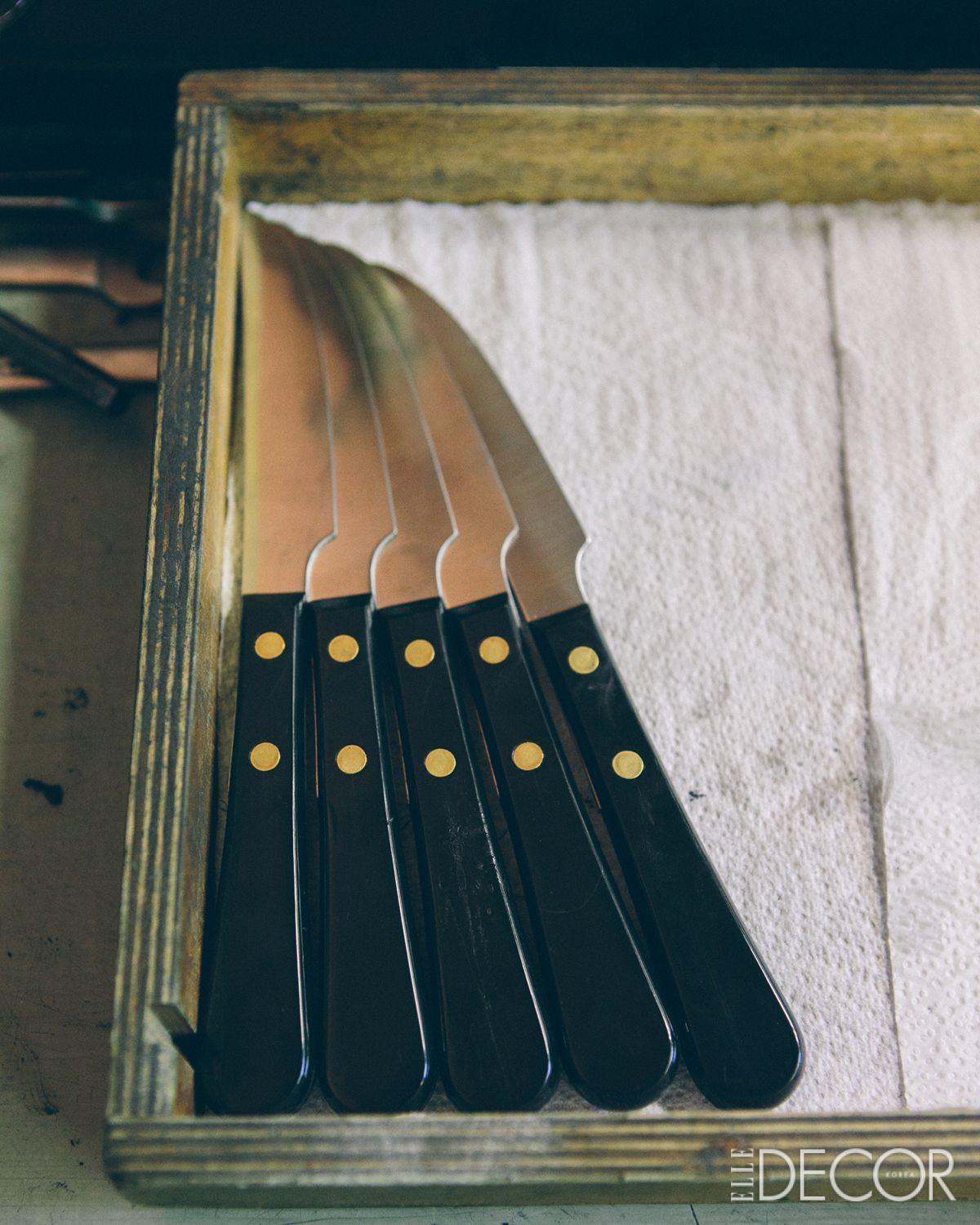 황동 리벳과 블랙 핸들의 대조는 데이비드 멜러의 상징적인 디자인이다.