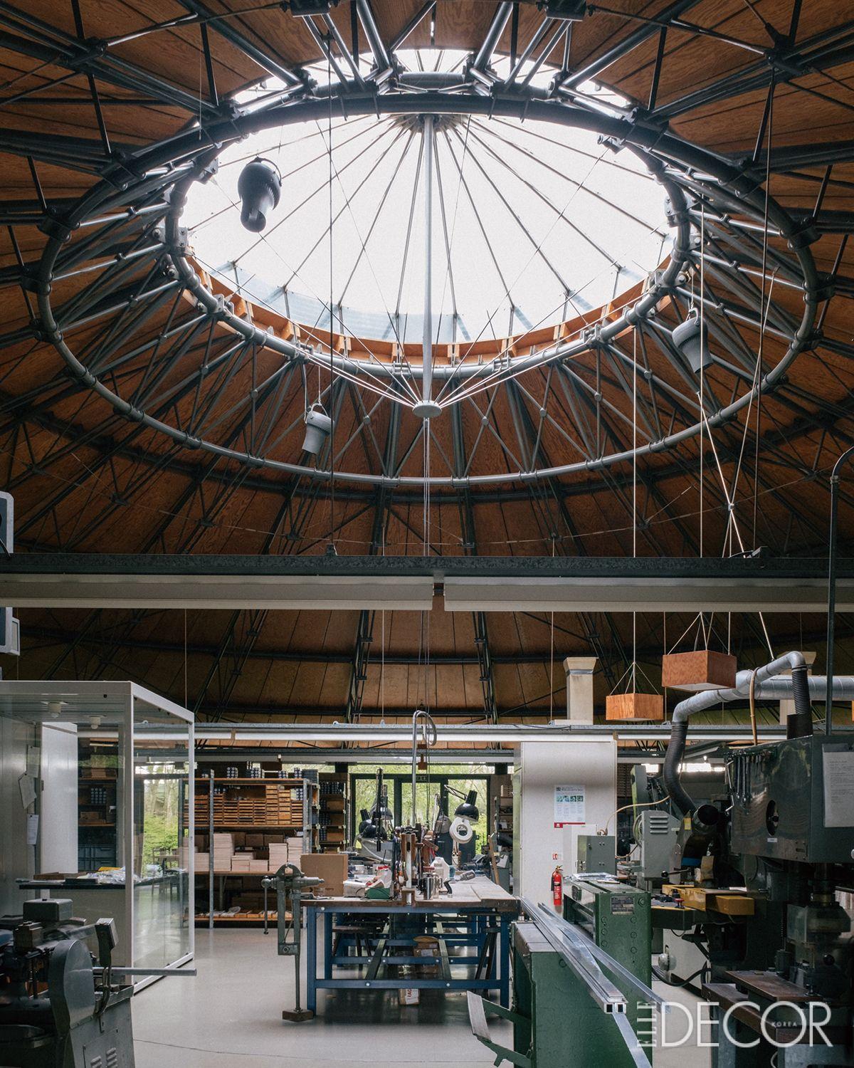 자전거 바퀴를 닮은 강철 트러스 지붕 구조. 중앙의 대형 원형 채광창은 내부 기둥이 없는 공간 전체에 균일한 자연광을 공급해 장인들이 커트러리의 미세한 광택을 살피기에 최적화된 환경을 제공한다.