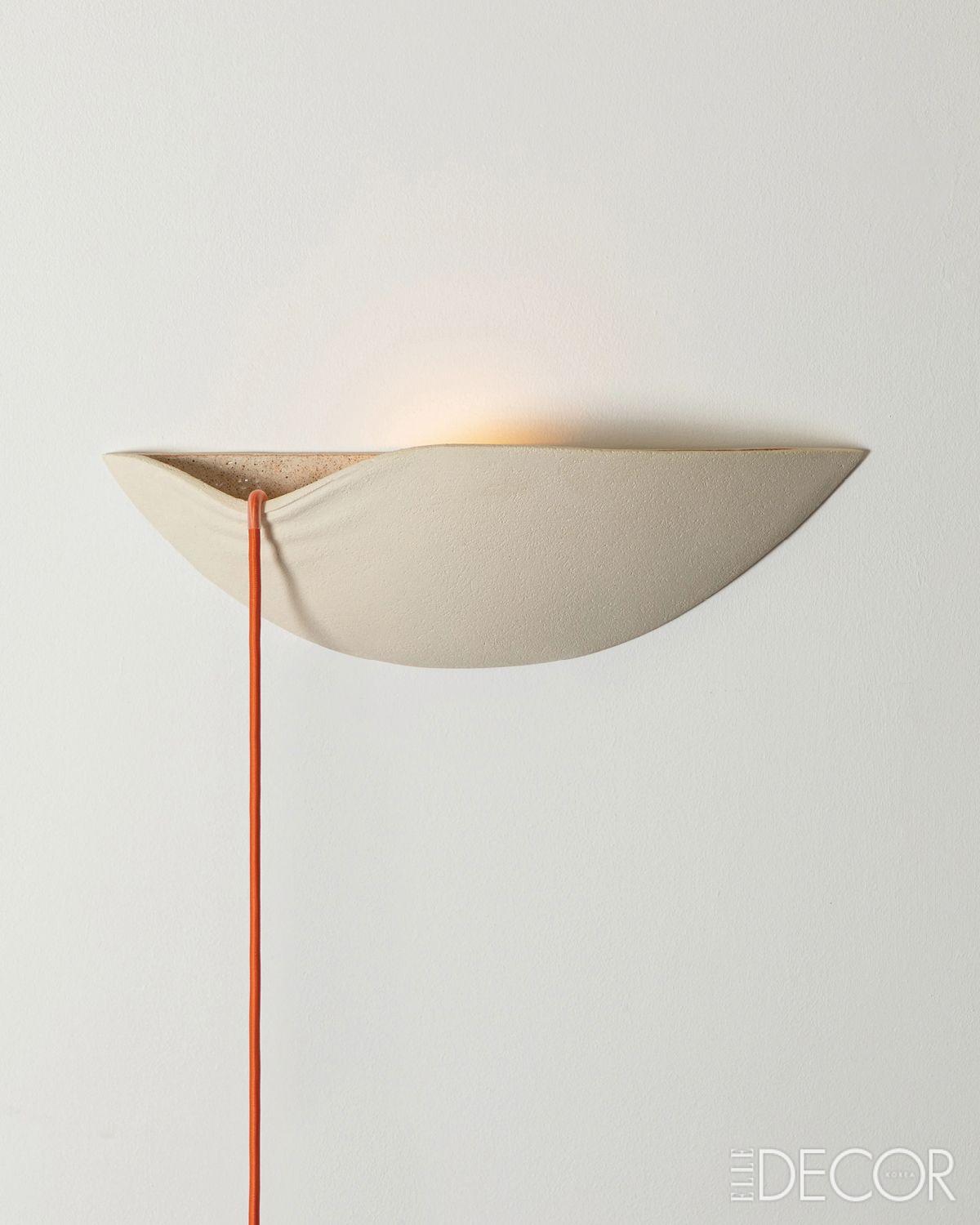 영국 디자이너 카탈린 필립(Catalin Filip)의 미니멀리스트 세라믹 월 램프 ‘로마(Loma)’. 