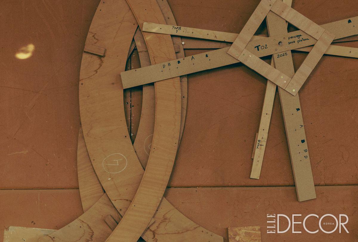 그의 철학과 장인 정신을 존중한 샤포 크리에이션의 컬렉션이 바로 이곳에서 제작된다.