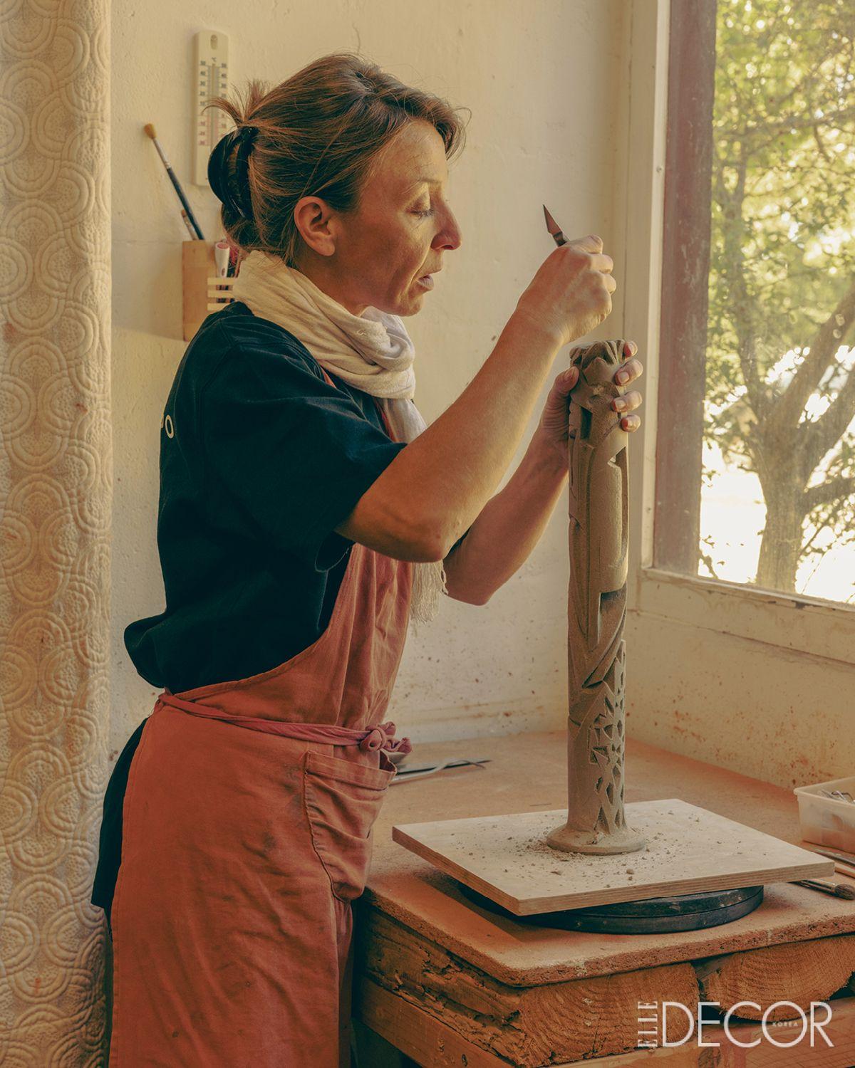 한 명의 장인이 하나의 가구를 처음부터 끝까지 책임지는 제작 방식을 고수한다.