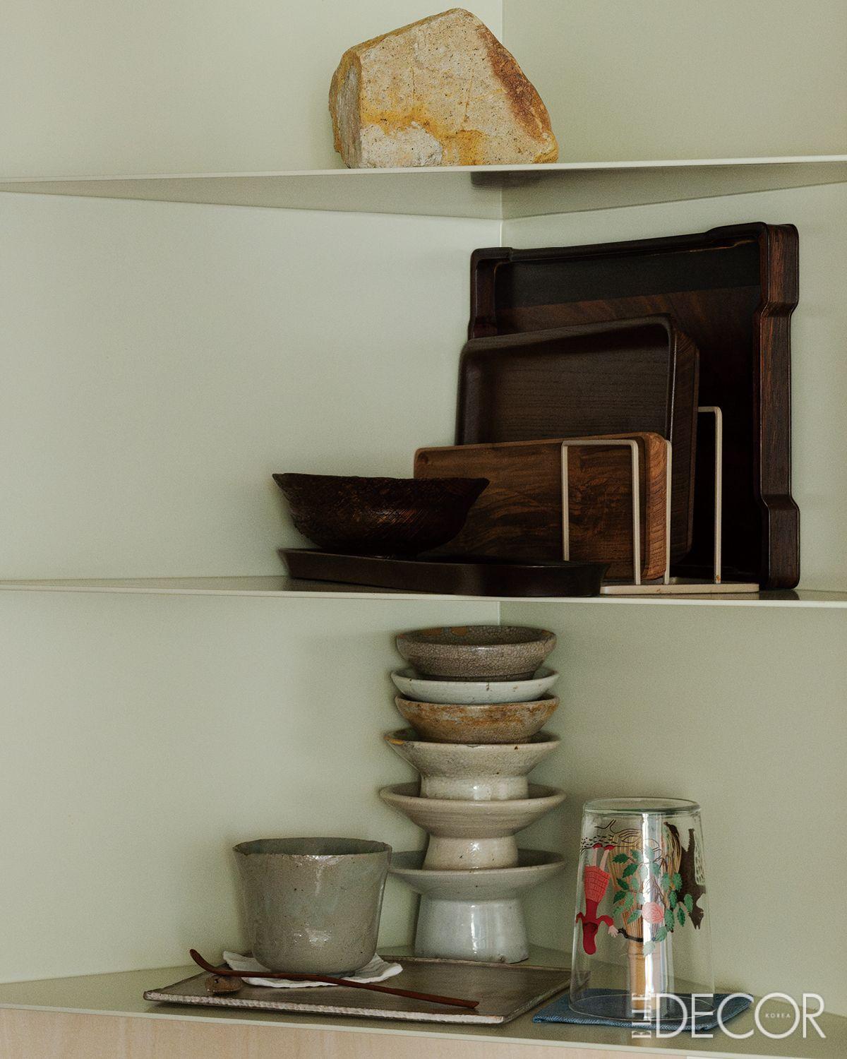 연녹색 수납공간으로 포인트를 준 주방 모서리.