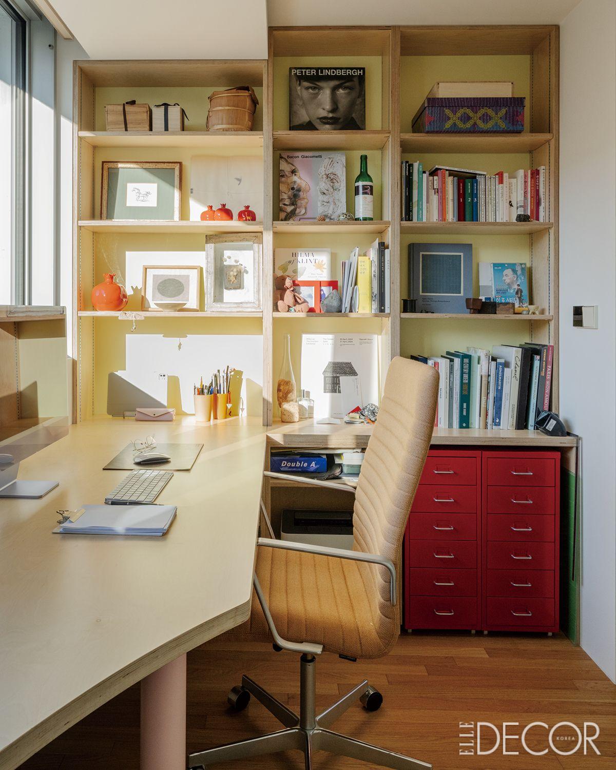 옐로 톤을 더해 경쾌한 분위기를 살린 서재.