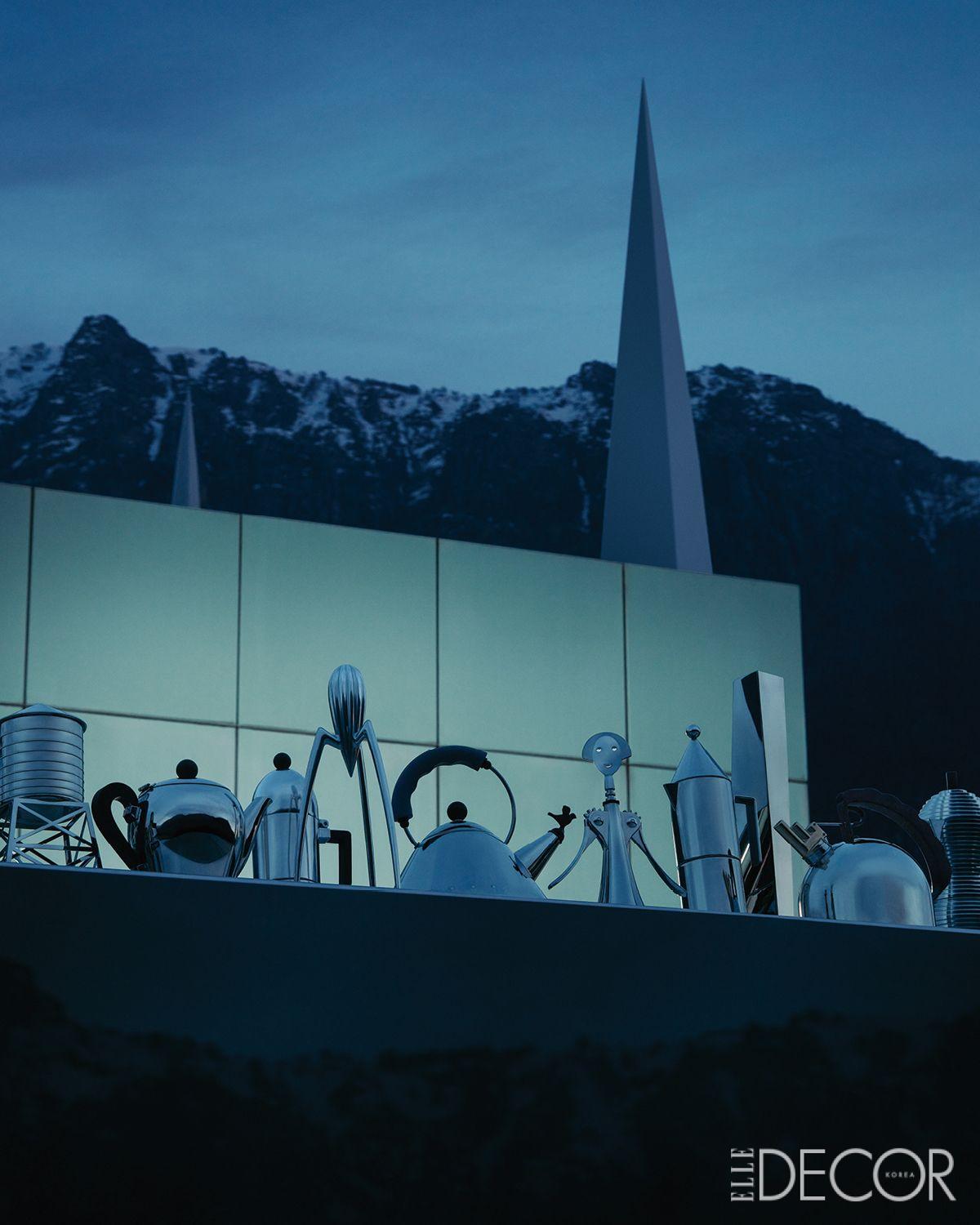 알레시는 기쁨을 불러일으키고, 삶을 풍요롭게 만드는 디자인을 비전으로 한다. 일상에서 꿈꾸고, 사유하며, 시적 경험을 전하는 오브제를 통해 동시대의 디자인 혁신을 이끌어왔다. 