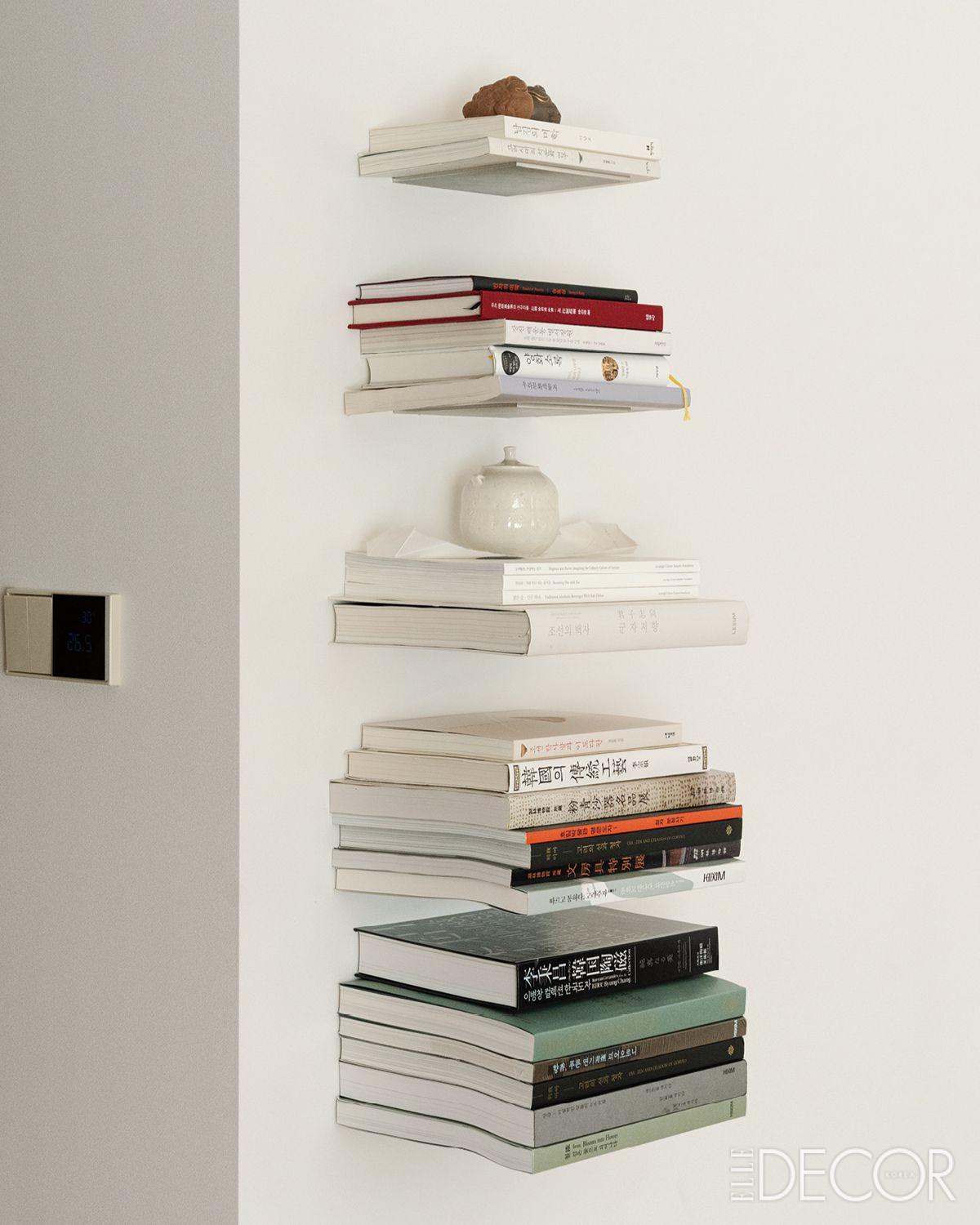 다이닝 룸 벽 한쪽을 책꽂이처럼 활용한 공간. 