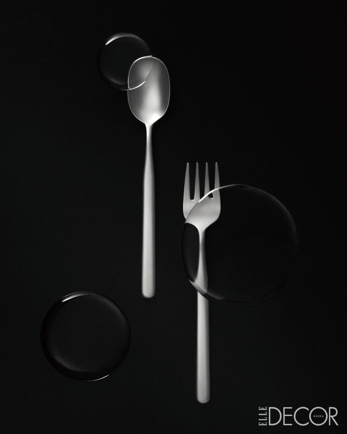 커트러리와 식탁의 바닥면이 닿지 않도록 디자인해 어떤 상황에서도 편안하고 단정한 식사 풍경을 완성한다. 