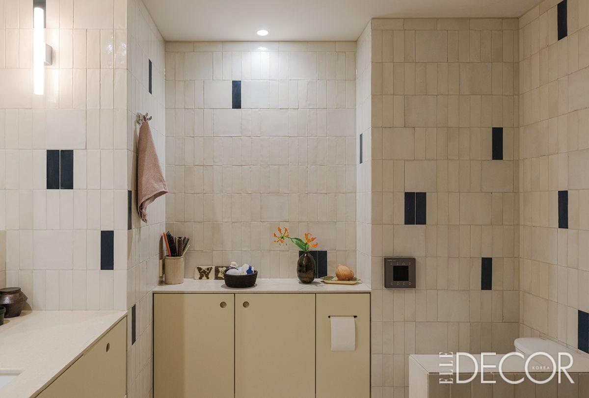 직접 고른 타일을 피아노 건반처럼 리듬감 있게 배치한 욕실. 