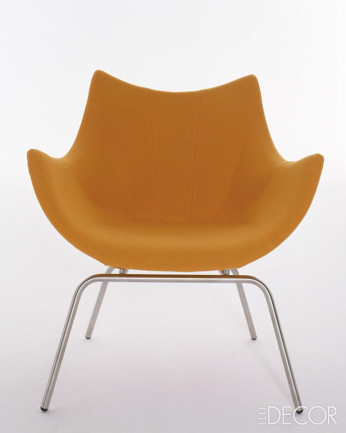 조개껍데기처럼 포근하게 감싸는 유기적 디자인의 암체어 ‘바스켓(Basket)’. 