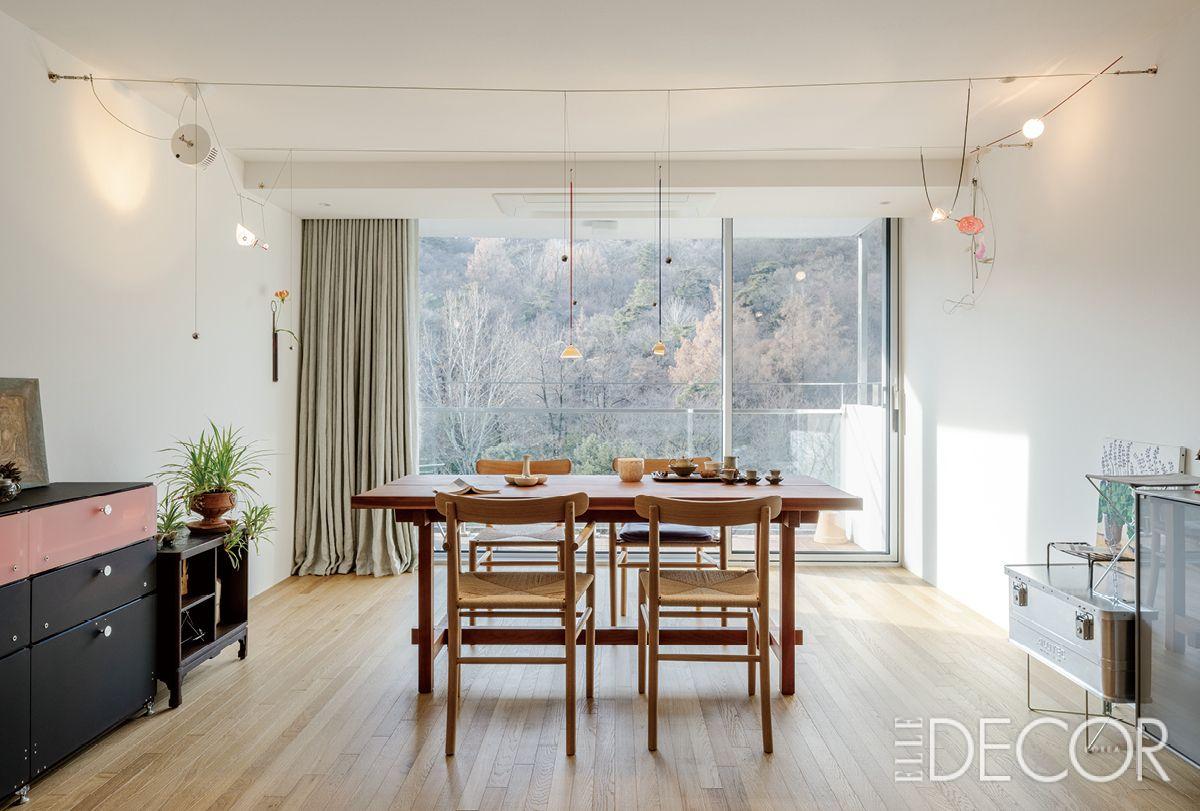 현관을 지나면 펼쳐지는 다이닝 룸. 창 너머로 남산 풍경이 고스란히 들어온다.