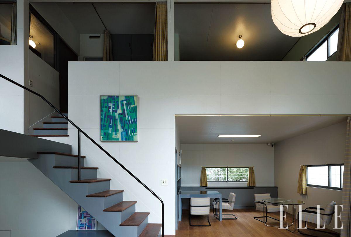 거실에서 다이닝 룸과 2층을 바라본 장면. 1층 오른쪽은 천장이 낮고 차분한 분위기의 다이닝 룸. 식탁 옆의 카운터 문 너머에 부엌이 있다. 부엌에서 이 문을 열어 식사를 차릴 수 있게 했다. 2층 오른쪽은 침실 공간, 왼쪽에는 사진용 암실과 화장실, 쓰치우라 가메키의 서재가 있다.