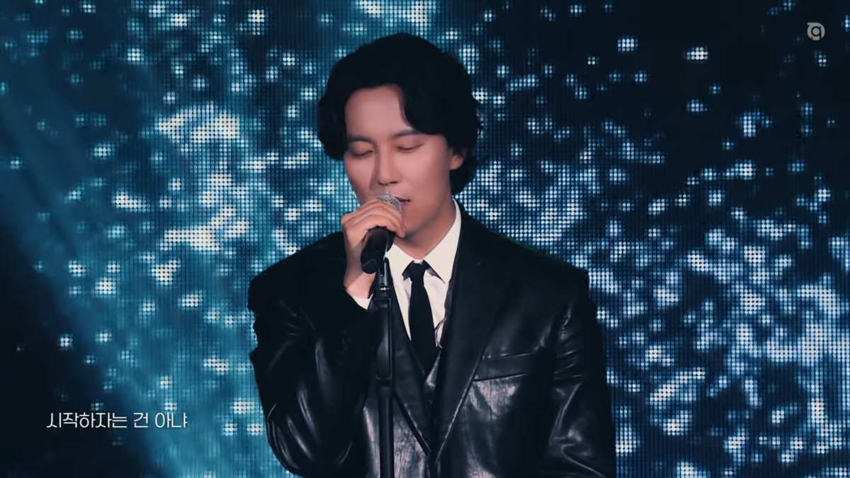 팬미팅에서 노래 부르는 김남길 