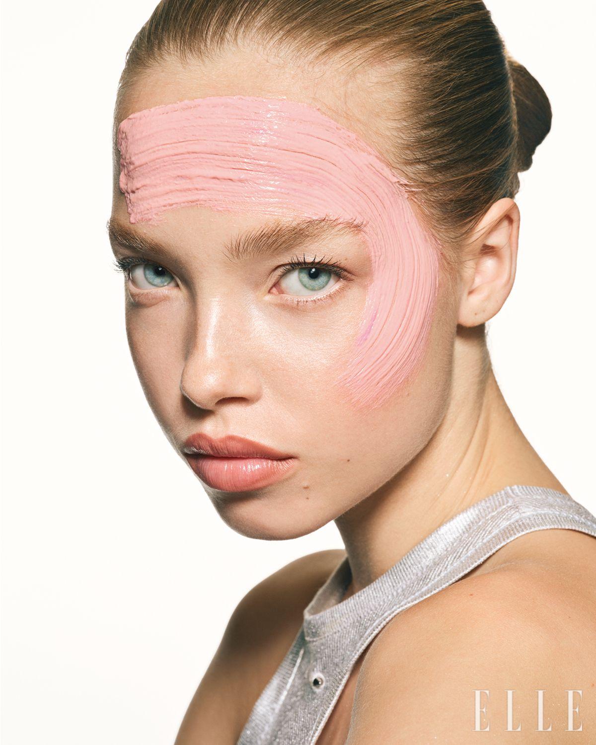 메탈릭한 실버 홀터넥 톱은 Barbara Bui.