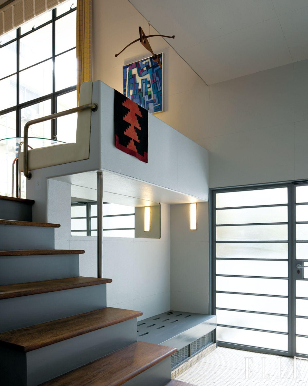 현관의 바닥면은 타일로 시공하고, 기능적인 벤치를 설치했다. 