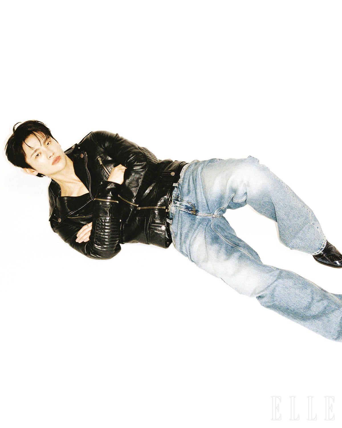 라이더 재킷은 Golden Goose. 데님 팬츠는 Recto. 벨트는 스타일리스트 소장품. 부츠는 Christian Louboutin. 왼손의 링과 브레이슬릿은 모두 Chrome Hearts. 