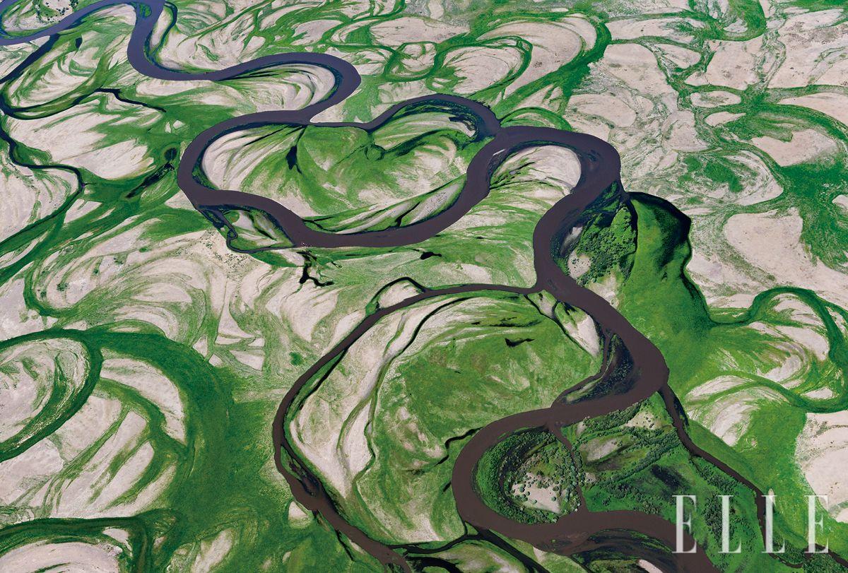 이 기사에 실린 이미지는 얀 아르튀스-베르트랑과 빌 프랑수아의 책 <freshwater the view from Above and the life Below>에서 가져왔다. 사진가이자 리포터, 영화감독인 얀 아르튀스-베르트랑과 생물물리학자이자 수생동물 전문가, 작가인 빌 프랑수아는 하늘에서 내려다본 지구의 표면을 하나의 대화처럼 엮어낸다. 독자가 그 시선을 따라 호수와 강, 물길 속으로 천천히 잠겨들도록 말이다.