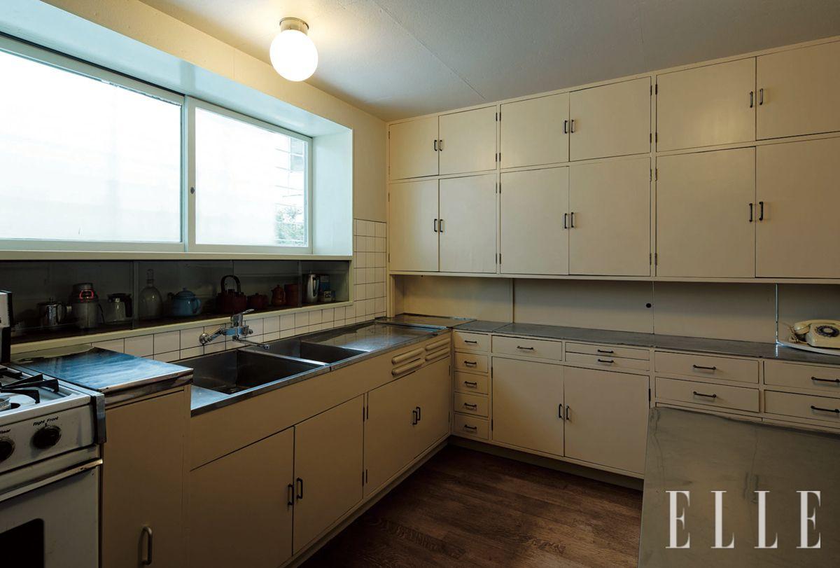 부엌. 준공 당시 알루미늄으로 제작된 싱크대와 작업대는 이후 스테인리스로 변경됐다. 수납 도어는 블루와 옐로 등의 색으로 몇 차례 칠한 적 있지만 지금은 당시의 색으로 복원됐다.