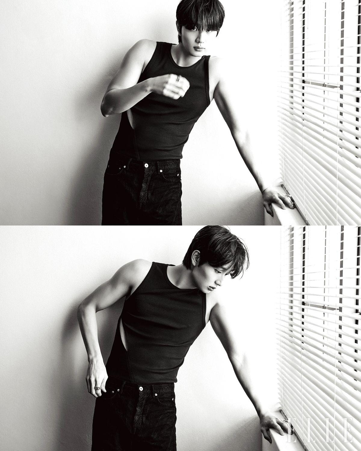 블랙 컷 트임 슬리브리스 톱은 YCH. 블랙 부츠 컷 팬츠는 Rick Owens. 실버 링은 Chrome Hearts.