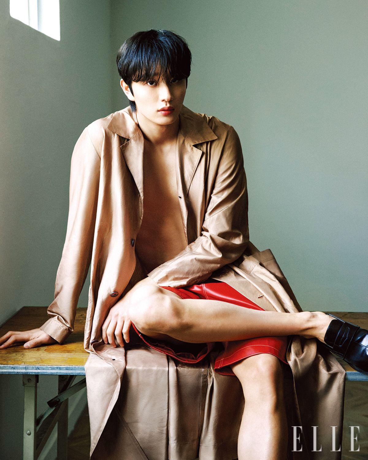 베이지 롱 트렌치코트와 레드 레더 쇼트팬츠는 모두 Kimseoryong Homme.