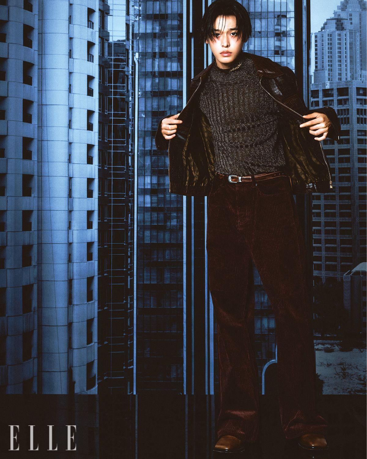 레더 재킷과 글리터 톱, 팬츠와 슈즈는 모두 Amiri. 브라운 벨트는 Our Legacy.