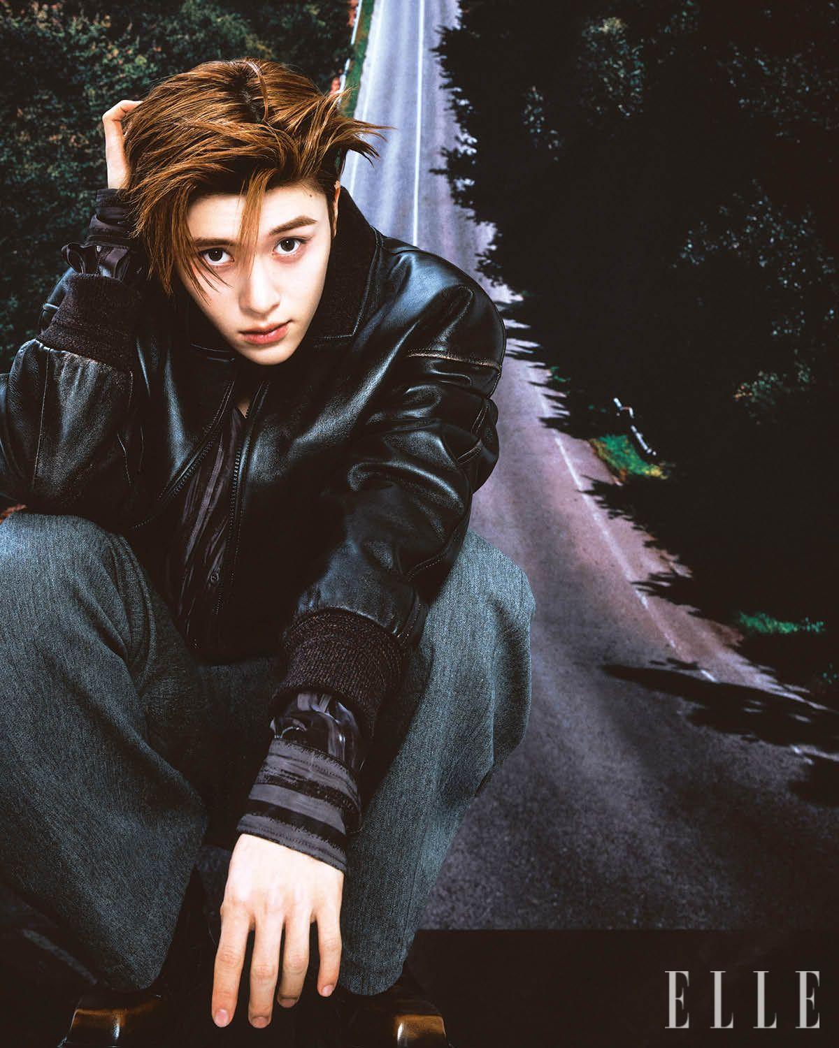  레더 재킷과 와이드 그레이 팬츠는 Recto. 스트라이프 셔츠는 Acne Studios. 부츠는 스타일리스트 소장품.