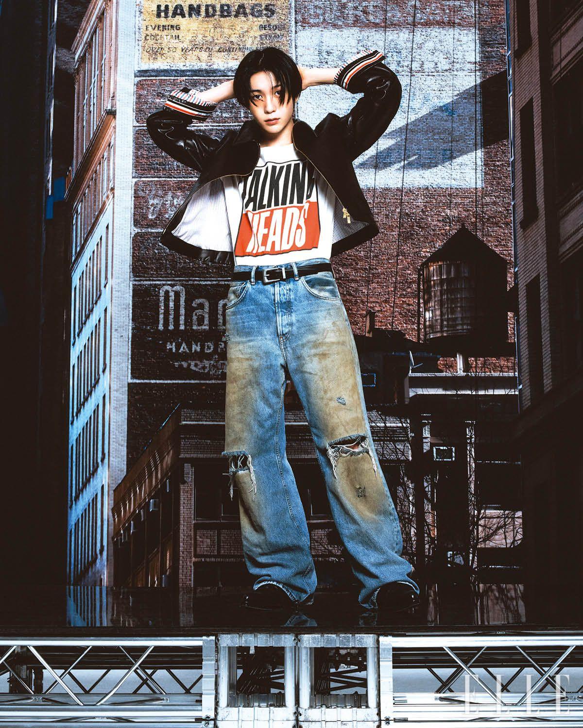 레더 재킷은 Thom Browne. 티셔츠는 Madeworn by Mue. 데님 팬츠는 Acne Studios. 앵클 부츠는 Ernest W. Baker. 벨트는 Saint Laurent. 체인은 스타일리스트 소장품.