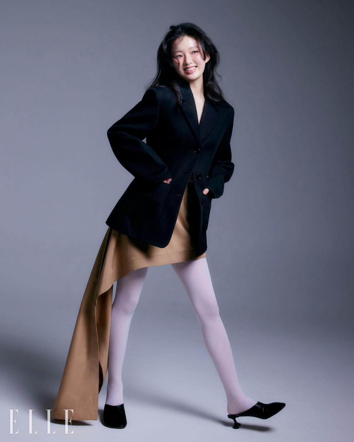 재킷과 랩 스타일의 스커트, 슈즈는 모두 Loewe.