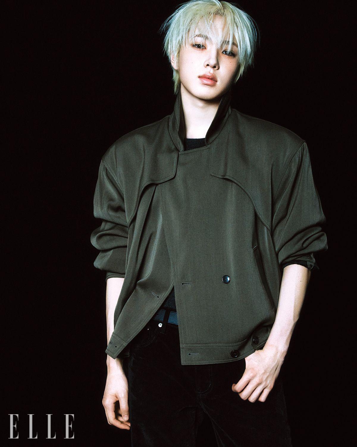  밀리터리 무드의 카키 재킷과 이너 톱은 모두 Recto. 블랙 부츠컷 데님은 Purple Brand. 벨트는 스타일리스트 소장품.