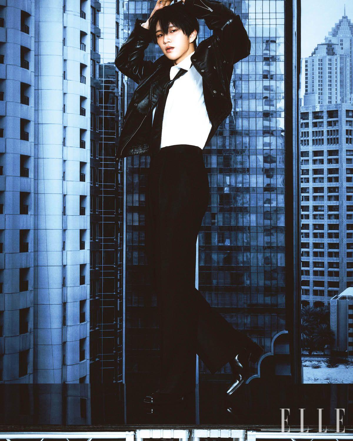 레더 바이커 재킷은 Saint Laurent. 셔츠와 팬츠, 타이와 슈즈는 스타일리스트 소장품.