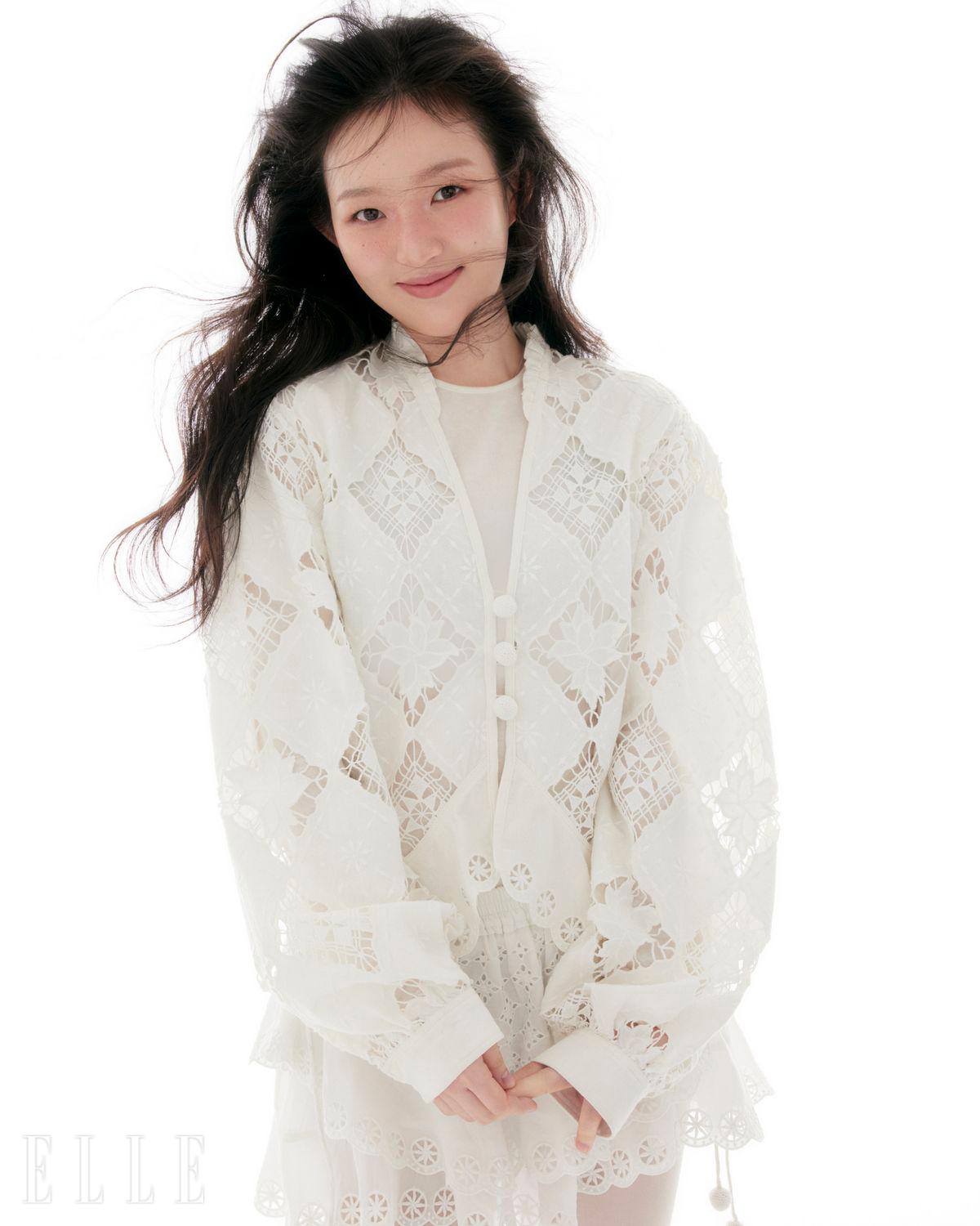 블라우스와 스커트는 모두 Isabel Marant.