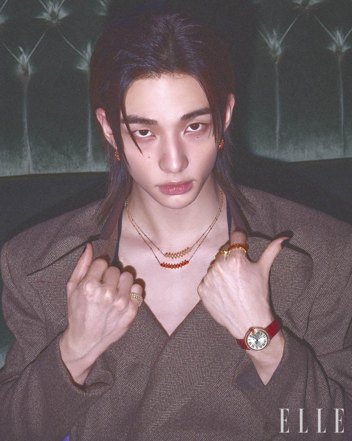 핑크골드에 레드 아게이트를 세팅한 클래쉬 드 까르띠에 이어링과 네크리스, 검지에 착용한 링, 핑크골드에 핑크 칼세도니를 세팅한 클래쉬 드 까르띠에 네크리스, 왼손 중지에 착용한 핑크골드 클래쉬 드 까르띠에 링, 약지에 착용한 핑크골드에 브릴리언트 컷 다이아몬드를 파베 세팅한 클래쉬 드 까르띠에 미디엄 링, 브릴리언트 컷 다이아몬드를 세팅한 베젤과 버건디 앨리게이터 레더 스트랩이 돋보이는 발롱 블루 드 까르띠에 워치, 오른손 소지에 착용한 핑크골드에 브릴리언트 컷 다이아몬드를 파베 세팅한 클래쉬 드 까르띠에 더블 로우 링은 모두 Cartier. 재킷은 Bonbom. 