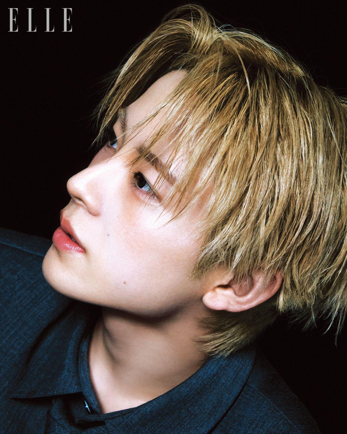 그레이 셔츠와 타이는 모두 We11done.