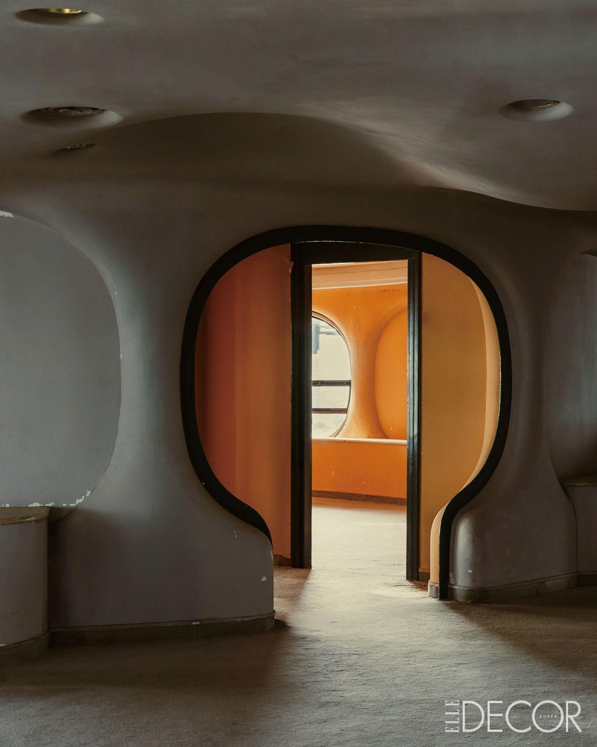 71m 높이의 건물 정상에는 360° 전망의 옥상과 수영장이 있다.