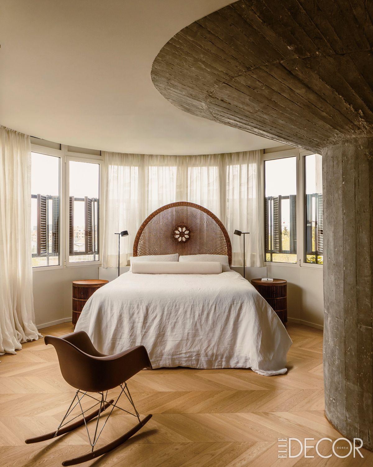 과거 테라스였던 공간을 포함한 마스터 룸. 타워를 지탱하는 콘크리트 기둥 중 하나가 고스란히 드러나 있다.