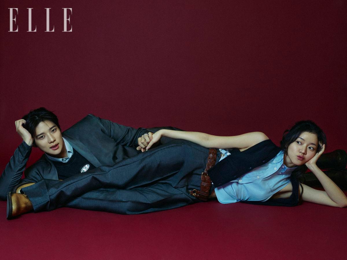 문상민이 입은 그레이 새틴 재킷, 블랙 워싱 고로 톱, 그레이 새틴 팬츠는 모두 Diesel. 레이어드 한 스트라이프 셔츠는 Heon Kim. 버클 블랙 부츠는 Christian Louboutin. 링은 Chrome hearts. 고아성이 입은 캐시미어 니트 베스트, 포플린 슬리스리스 셔츠 톱, 리본 브라 톱, 리본 브리프, 그레이 컬러 트라우저, 버클 디테일의 뮬, 브라운 레더 벨트는 모두 Miumiu.