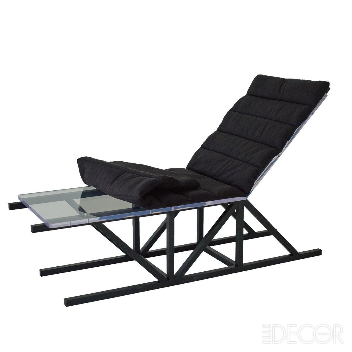 ‘강 체어(Gang Chair)’는 어느 각도에서든 엮여 있는 원목이 보이도록 투명 소재의 플레이트 베드를 사용했다. 
