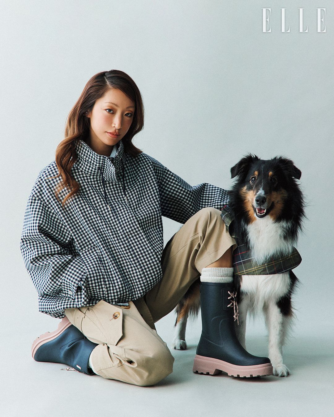 바버의 헤리티지가 담긴 체크 패턴의 브론윈 체크 샤워프루프 재킷, 패커블 타탄 도그 코트, 데블린 미드 웰리는 모두 Barbour. 팬츠와 삭스, 이어링은 모델 개인 소장품.