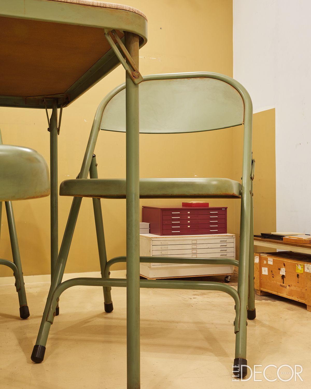 실제 가구처럼 자연스럽게 녹슬고 긁힌 자국까지 물감으로 리얼하게 표현한 디테일은 기능성을 잃은 거대 오브제에 새로운 생명력과 진실성을 부여한다.