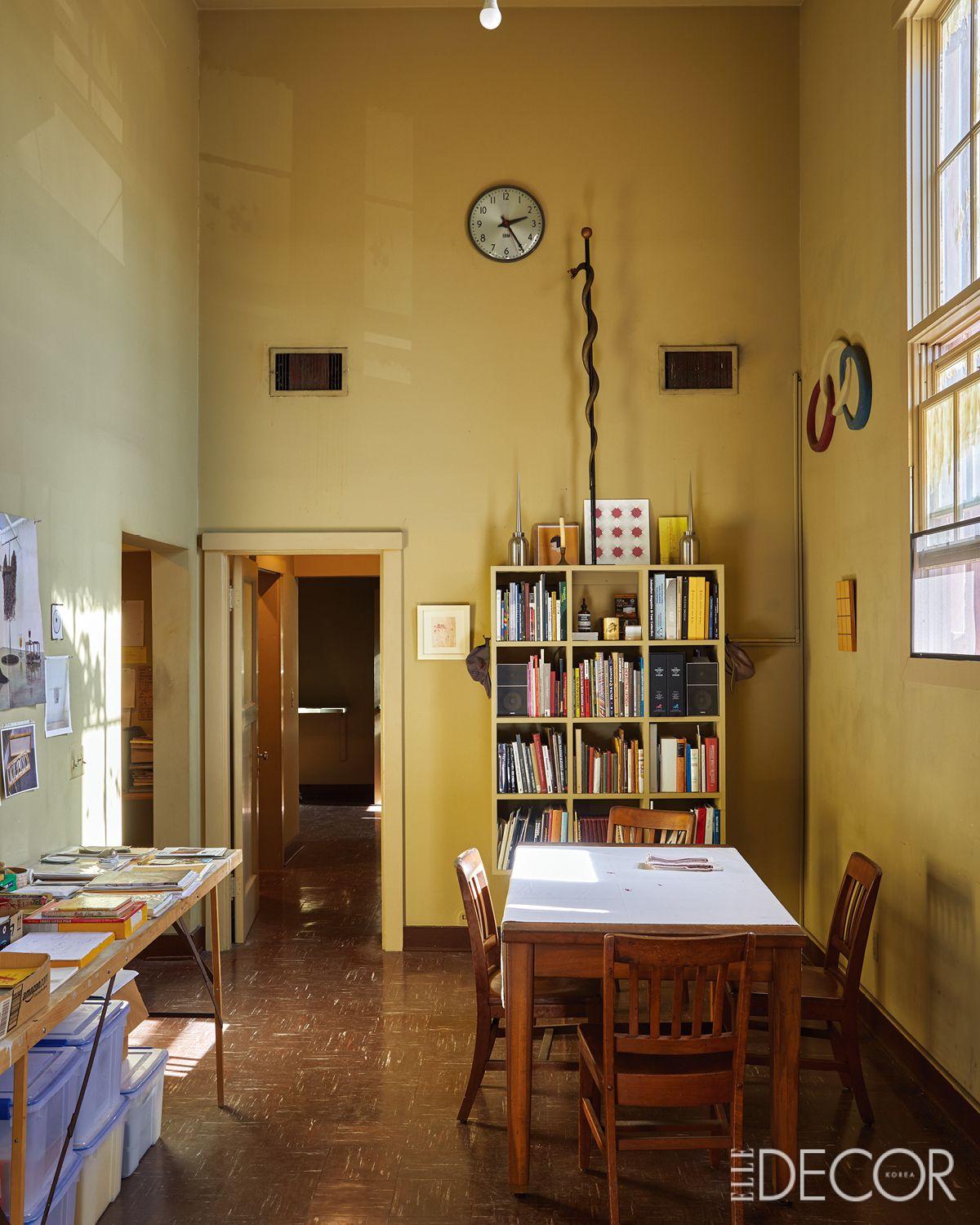 수 미터 높이의 거대 조각들을 지나 마주하게 되는 평범한 크기의 테이블은 로버트 테리엔의 인간적 면모를 드러낸다.