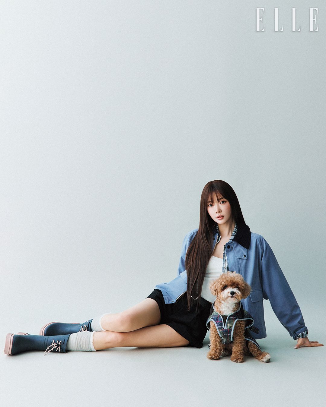 간절기 내내 산뜻하게 걸칠 수 있는 스페이 캐주얼 재킷, 컬러 블록이 더해진 데블린 미드 웰리, 타탄 패턴 워터프루프 도그 코트는 모두 Barbour. 톱과 쇼츠, 벨트, 삭스는 모델 개인 소장품.