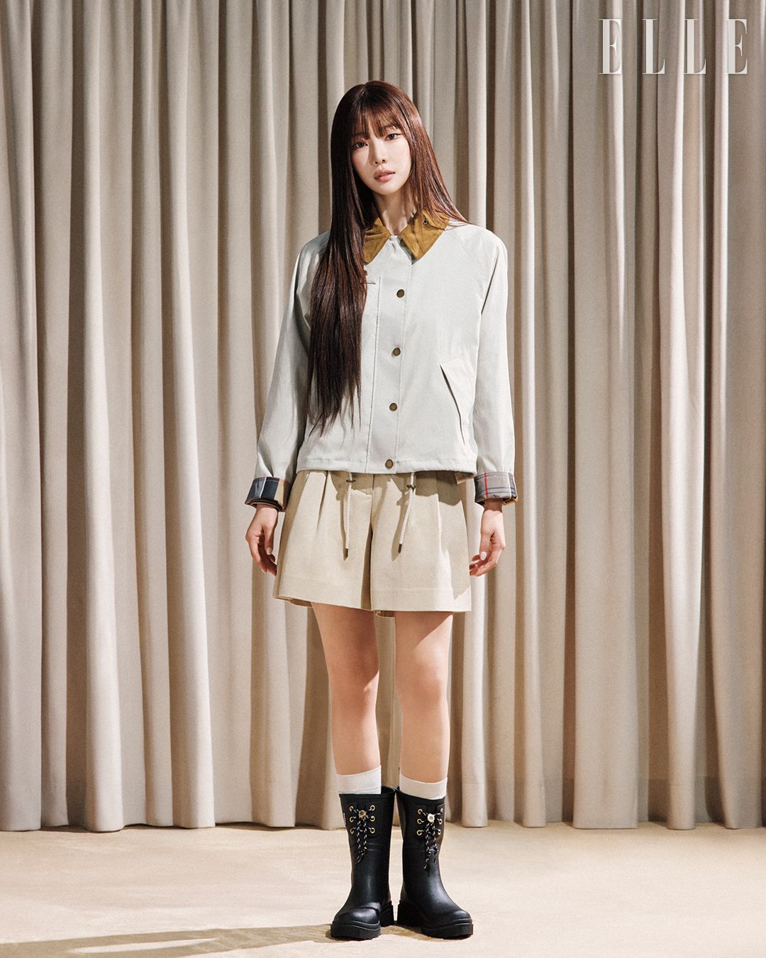 가벼운 비를 막아줄 기능성 소재로 완성된 소피 샤워프루프 재킷과 바버 데블린 미드 웰리는 모두 Barbour. 쇼츠와 삭스는 모델 개인 소장품.