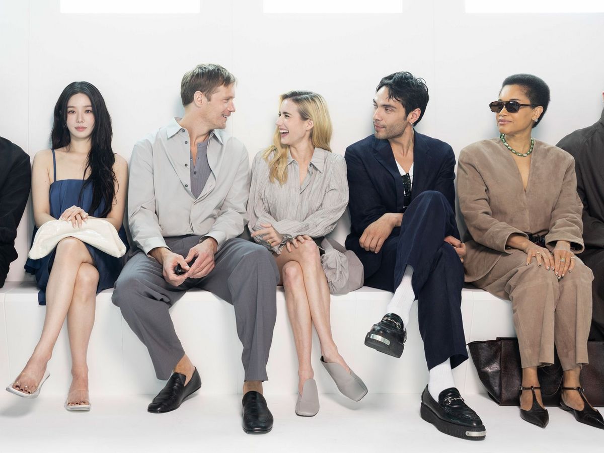 COS의 2026 봄 여름 컬렉션 프론트 로우. 이번 시즌 브랜드 앰배서더로 발탁된 박규영을 포함해 알렉산더 스카스가드, 엠마 로버츠 등이 참석했다. 