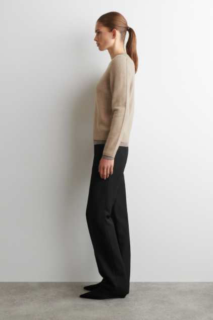 디자인 디렉터가 가장 자주 입는 아이템이라고 밝힌 COS의 캐시미어 크루넥 스웨터 